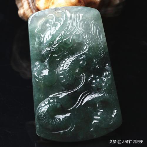 翡翠和玉的区别（翡翠和玉的区别及作用）