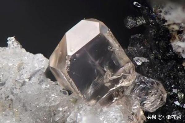 锆石和钻石的区别（氧化锆石和钻石的区别）