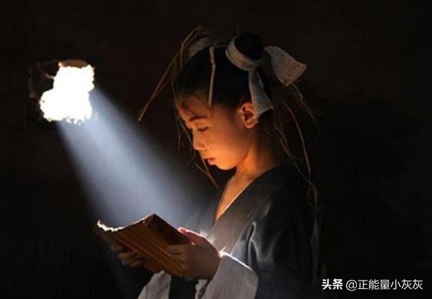 历史故事《凿壁借光》（凿壁借光 历史故事）